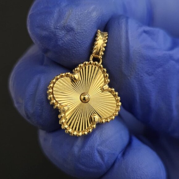 Gold clover design pendant - Picture 4 of 13